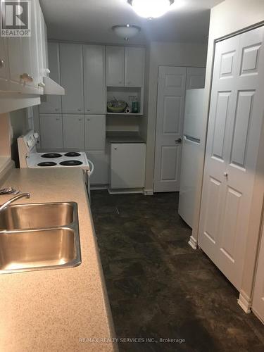 907 Adams Road, Innisfil, ON - Indoor Photo Showing Kitchen With Double Sink