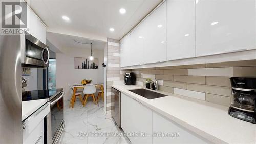 1704 - 3100 Kirwin Avenue, Mississauga, ON - Indoor Photo Showing Kitchen