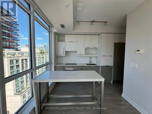 #1409 - 199 Richmond Street W, Toronto, ON - Indoor Photo Showing Kitchen