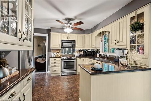 7087 Mount Forest Lane, Niagara Falls, ON - Indoor Photo Showing Kitchen