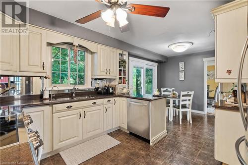 7087 Mount Forest Lane, Niagara Falls, ON - Indoor Photo Showing Kitchen