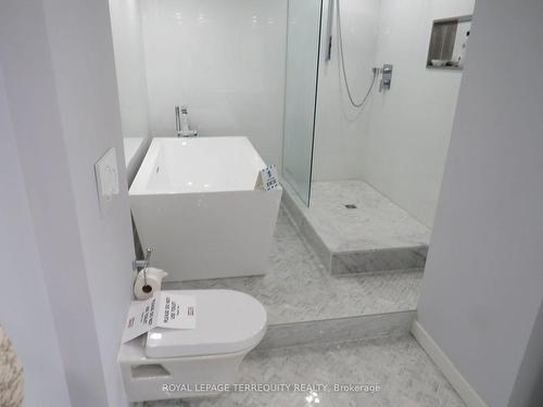 3305-2045 Lakeshore Blvd W, Toronto, ON - Indoor Photo Showing Bathroom