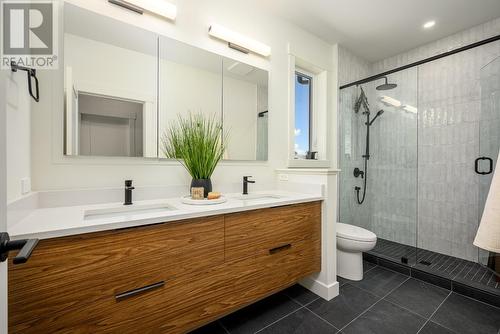 183 Sarsons Drive, Coldstream, BC - Indoor Photo Showing Bathroom