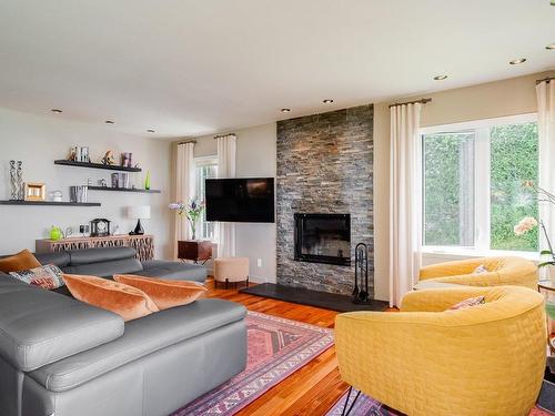 Salon - 212 10E Avenue, Saint-Anicet, QC - Indoor Photo Showing Living Room With Fireplace