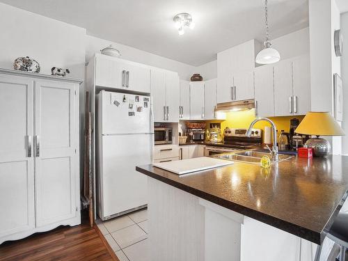 Cuisine - 512-100 Rue Cartier, Saint-Lambert, QC - Indoor Photo Showing Kitchen With Double Sink