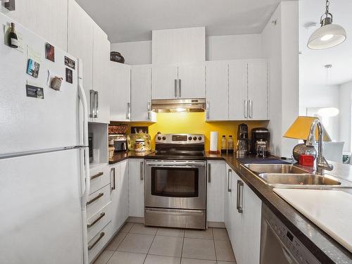 Kitchen - 512-100 Rue Cartier, Saint-Lambert, QC - Indoor Photo Showing Kitchen With Double Sink