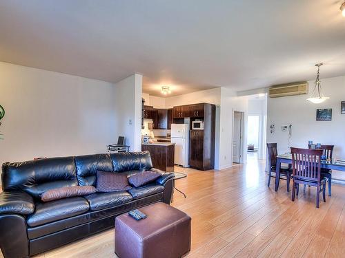 Living room - 63-12585 Rue Forsyth, Montréal (Rivière-Des-Prairies/Pointe-Aux-Trembles), QC - Indoor Photo Showing Living Room