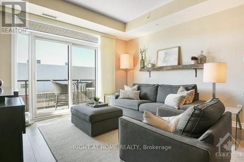 203 - 659 Sue Holloway Drive, Ottawa, ON - Indoor Photo Showing Living Room