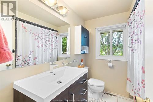 2553 Armstrong, Windsor, ON - Indoor Photo Showing Bathroom