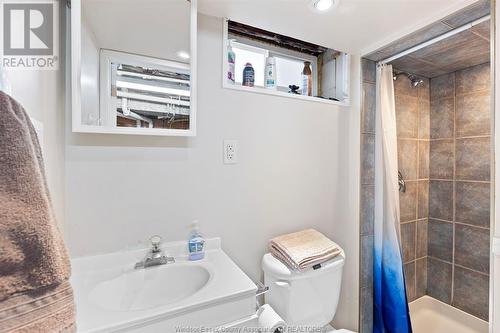 2553 Armstrong, Windsor, ON - Indoor Photo Showing Bathroom