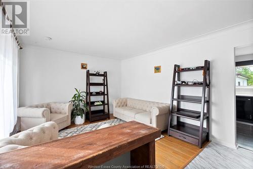 2553 Armstrong, Windsor, ON - Indoor Photo Showing Living Room