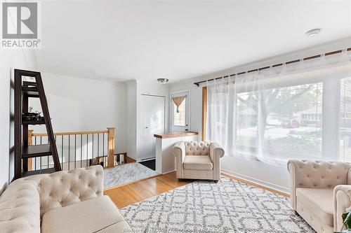 2553 Armstrong, Windsor, ON - Indoor Photo Showing Living Room