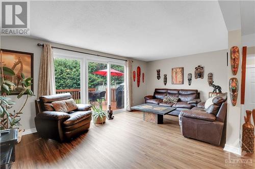 1715 Prestwick Drive, Ottawa, ON - Indoor Photo Showing Living Room