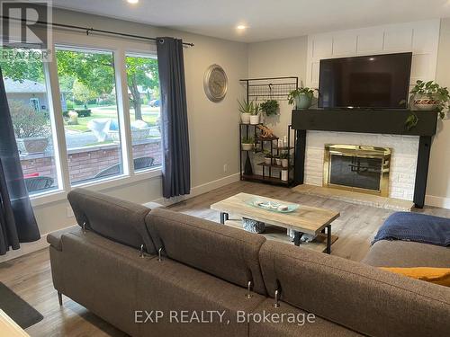 601 Ridgewood Crescent, London, ON - Indoor Photo Showing Living Room With Fireplace