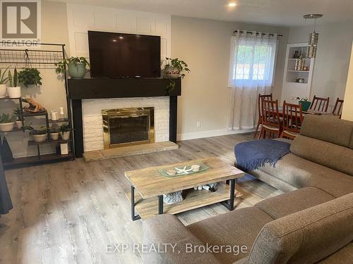 601 Ridgewood Crescent, London, ON - Indoor Photo Showing Living Room With Fireplace