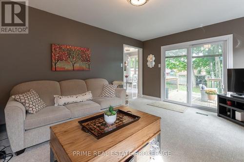 64 Walmer Gardens, London, ON - Indoor Photo Showing Living Room