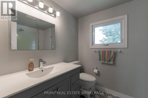 64 Walmer Gardens, London, ON - Indoor Photo Showing Bathroom