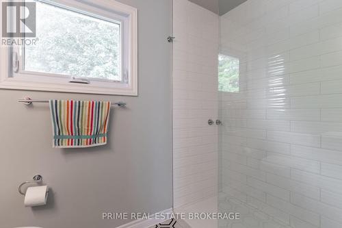 64 Walmer Gardens, London, ON - Indoor Photo Showing Bathroom