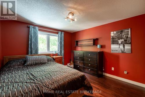 64 Walmer Gardens, London, ON - Indoor Photo Showing Bedroom