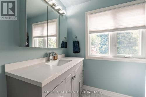 64 Walmer Gardens, London, ON - Indoor Photo Showing Bathroom