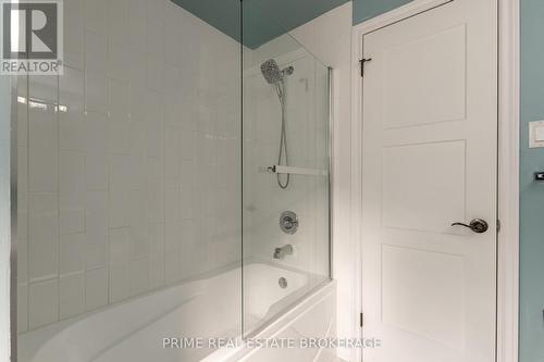 64 Walmer Gardens, London, ON - Indoor Photo Showing Bathroom