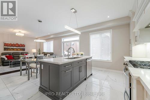 25 Alistair Crescent, Vaughan, ON - Indoor Photo Showing Kitchen