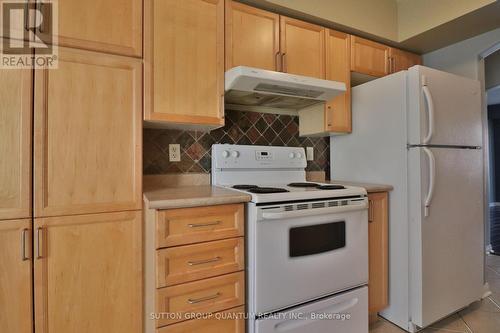 2 - 704 Neighbourhood Circle, Mississauga, ON - Indoor Photo Showing Kitchen