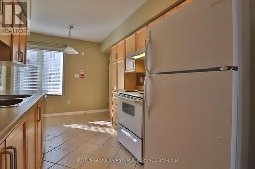 2 - 704 Neighbourhood Circle, Mississauga, ON - Indoor Photo Showing Kitchen