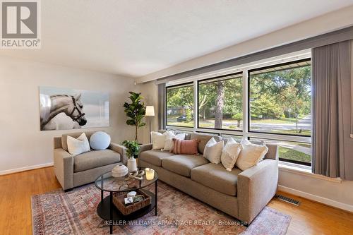 462 Wedgewood Drive, Burlington, ON - Indoor Photo Showing Living Room