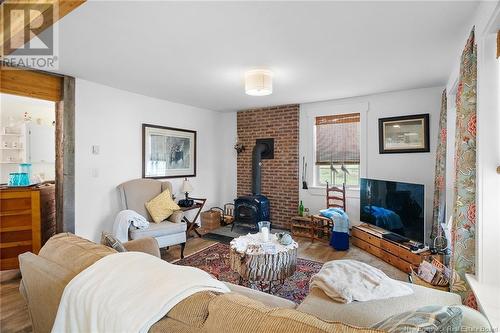 82 Macdonalds Point Wharf Road, Wickham, NB - Indoor Photo Showing Living Room