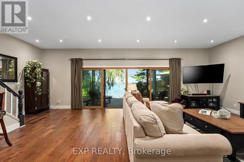 21 Pinery Lane, Georgina, ON - Indoor Photo Showing Living Room