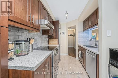 93 Corey Circle, Halton Hills, ON - Indoor Photo Showing Kitchen With Double Sink With Upgraded Kitchen