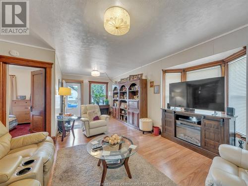 1166 Pierre Avenue, Windsor, ON - Indoor Photo Showing Living Room