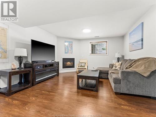 855 Lawndale Avenue East, Kingsville, ON - Indoor Photo Showing Living Room With Fireplace