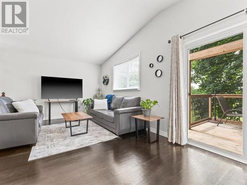 855 Lawndale Avenue East, Kingsville, ON - Indoor Photo Showing Living Room