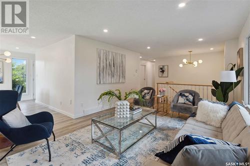 70 Duncan Crescent, Saskatoon, SK - Indoor Photo Showing Living Room