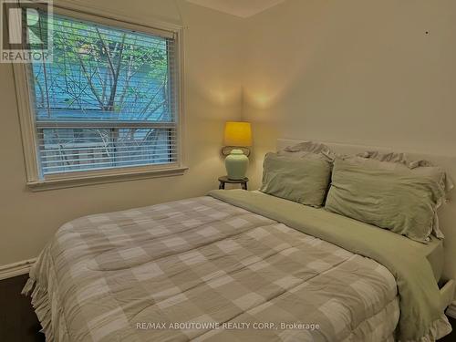 1353 Sheldon Avenue, Oakville, ON - Indoor Photo Showing Bedroom