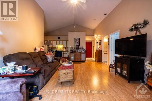 1202 Clement Street, Prescott And Russell, ON - Indoor Photo Showing Living Room