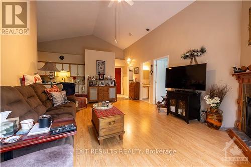 1202 Clement Street, Prescott And Russell, ON - Indoor Photo Showing Living Room