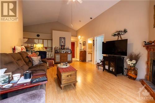 1202 Clement Street, Hawkesbury, ON - Indoor Photo Showing Living Room