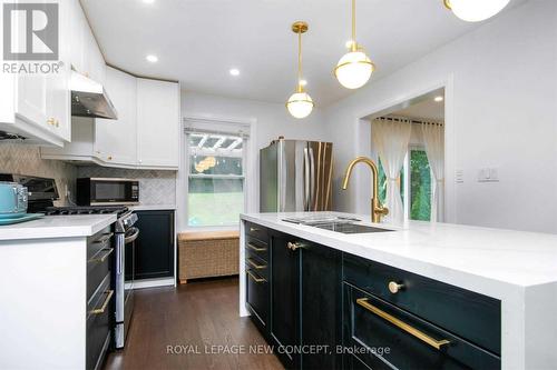 323 Cumberland Court E, Oshawa, ON - Indoor Photo Showing Kitchen With Upgraded Kitchen