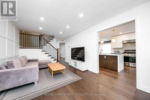 323 Cumberland Court E, Oshawa, ON - Indoor Photo Showing Living Room