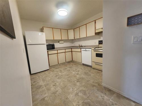 303 1683 Plessis Road, Winnipeg, MB - Indoor Photo Showing Kitchen