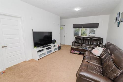 122 1St Street Se, Carman, MB - Indoor Photo Showing Living Room