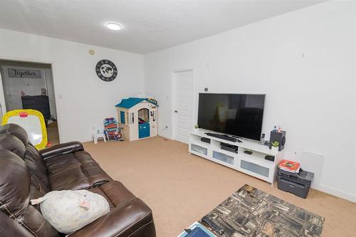 122 1St Street Se, Carman, MB - Indoor Photo Showing Living Room