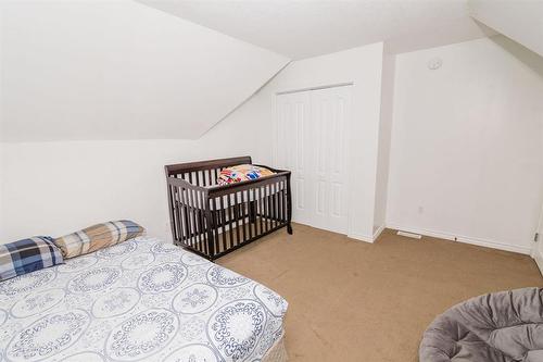 122 1St Street Se, Carman, MB - Indoor Photo Showing Bedroom