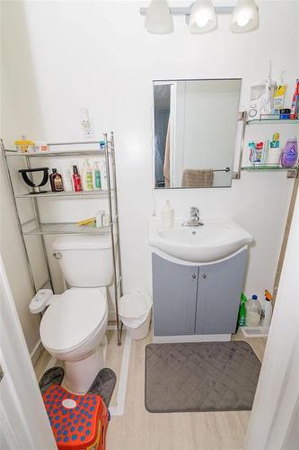 122 1St Street Se, Carman, MB - Indoor Photo Showing Bathroom