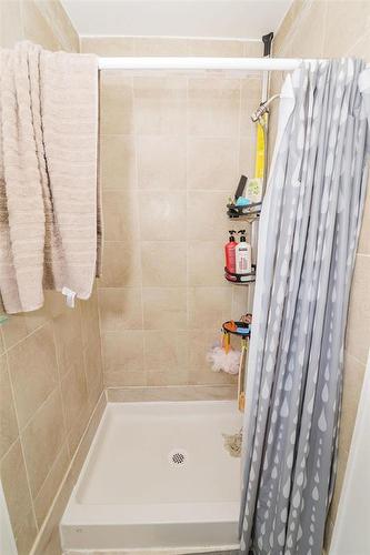 122 1St Street Se, Carman, MB - Indoor Photo Showing Bathroom