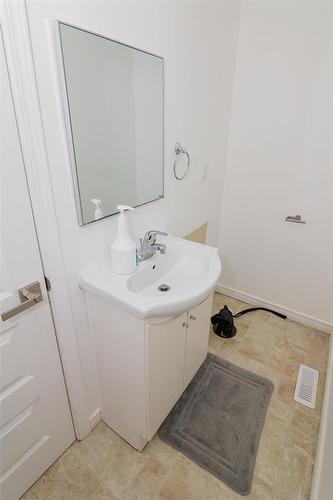 122 1St Street Se, Carman, MB - Indoor Photo Showing Bathroom