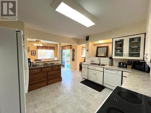 21 Short  Street, Fruitvale, BC - Indoor Photo Showing Kitchen With Double Sink